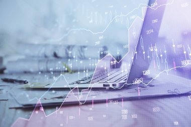 Arka planda eski pazar grafik hologramı ve kişisel bilgisayar var. Çifte maruziyet. Yatırım kavramı.