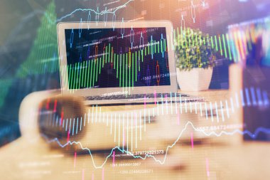Finansal tablo çizimi ve arka planda bilgisayar olan bir tablo. Çifte maruziyet. Uluslararası pazarlar kavramı.