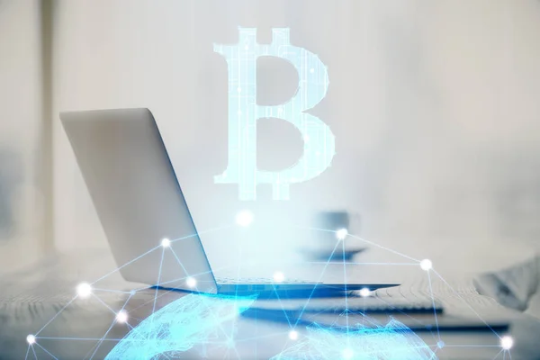 Διπλή έκθεση του blockchain και crypto οικονομία θέμα ολόγραμμα και πίνακα με φόντο τον υπολογιστή. Έννοια της κρυπτογράφησης bitcoin. — Φωτογραφία Αρχείου