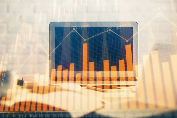 Holograma gráfico del mercado financiero y computadora personal en segundo plano. Doble exposición. Concepto de forex. — Foto de Stock