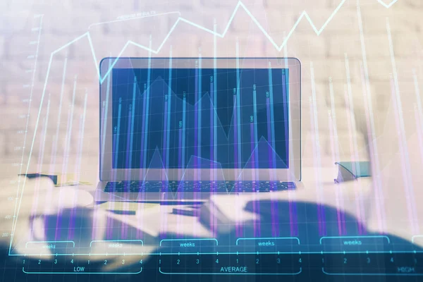 Tőzsdei diagram hologram rajzolva személyi számítógép háttér. Többszörös expozíció. A beruházás fogalma. — Stock Fotó