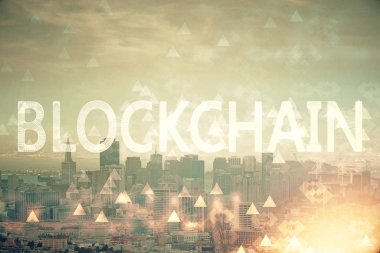 Kripto para birimi temalı hologram çizimi ve şehrin veiw arka planına çift pozlama. Engelleme zinciri ve bitcoin kavramı.