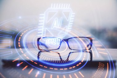 Masa arkasında gözlük olan veri teknolojisi hologramı. Teknoloji kavramı. Çift pozlama.