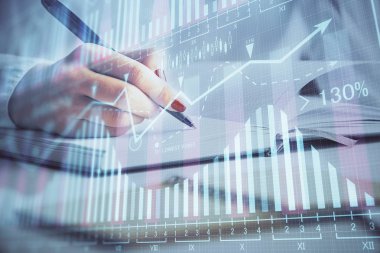 Forex grafik hologramı ile not lar yapan kadın ellerinin çoklu pozlaması. Konsept borsa analizi.