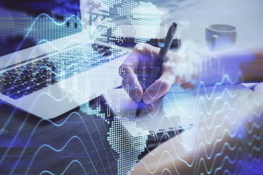 Forex tablosu WOMANS el notları arka plan alarak görüntülenir. Araştırma kavramı. Çift Pozlama