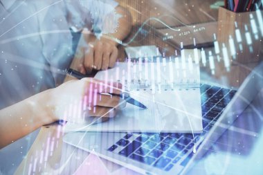 Finansal grafikler WOMANS el notları arka plan alarak görüntülenir. Araştırma kavramı. Çift Pozlama