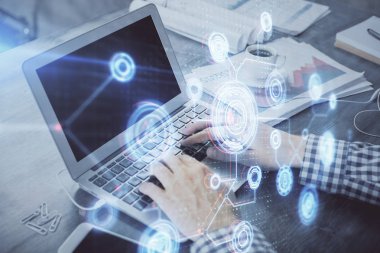 Arka planda bilgisayarla çalışan bir adamla iki kez ön x çizelgesine maruz kaldık. Pazar analizi kavramı.