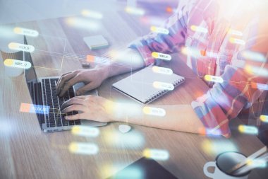 Teknoloji temalı hologramı olan bilgisayar geçmişi olan bir iş adamı. Büyük veri kavramı. Çift pozlama.