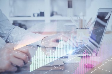 Arka planda bilgisayar üzerinde çalışan adam ile borsa grafiği çoklu pozlama. Finansal analiz kavramı.
