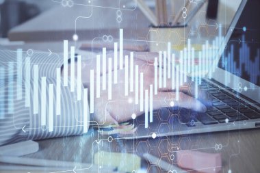 Arka planda dizüstü bilgisayar üzerinde çalışan adam ile borsa grafiği çoklu pozlama. Finansal analiz kavramı.