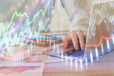 Arka planda ofiste bilgisayarda çalışan işadamı ile Forex grafiği. Sert çalışma kavramı. Çift Pozlama.