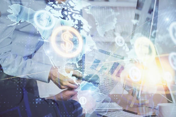 Doble exposición de gráfico con hombre de negocios escribiendo en la computadora en la oficina en segundo plano. Concepto de trabajo duro . —  Fotos de Stock