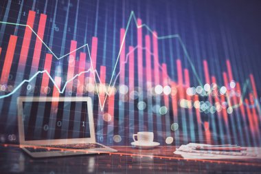 Masası ve kişisel bilgisayarı olan borsa grafiği. Çoklu maruz kalma. Mali analiz kavramı.