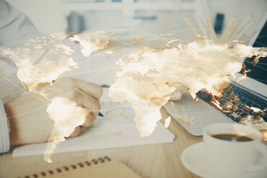 Arka planda dizüstü bilgisayarda çalışan iş adamlarının çoklu pozları. Uluslararası iş hologramı önde. Başarı kavramı.