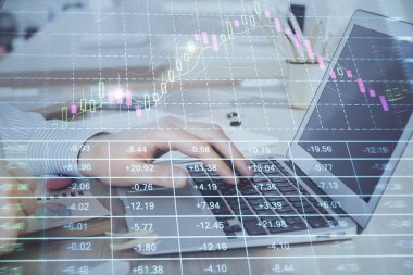 Arka planda dizüstü bilgisayar üzerinde çalışan adam ile borsa grafiği çoklu pozlama. Finansal analiz kavramı.