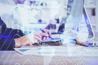 Arka planda ofiste bilgisayarda çalışan işadamı ile Forex grafiği. Sert çalışma kavramı. Closeup. Çoklu pozlama.