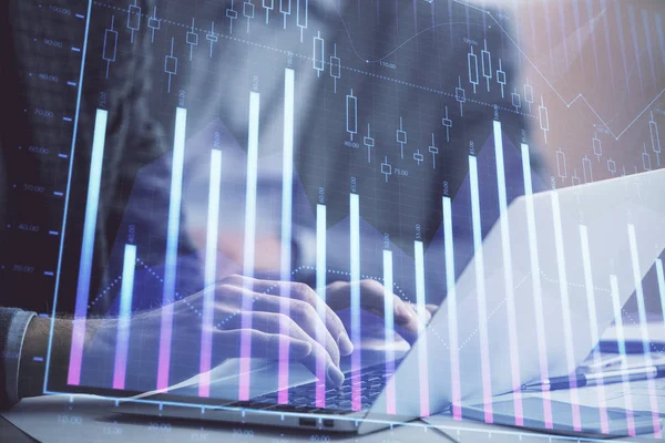 Doppelbelichtung des Marktdiagramms mit einem Mann, der am Computer im Hintergrund arbeitet. Konzept der Finanzanalyse. — Stockfoto