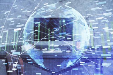 İş teması simgelerinin çoklu pozlandırılması ve bilgisayar geçmişi olan masa. Başarı kavramı.