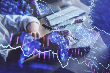 Finansal Forex çizelgeleri kadınların el notları arka plan alarak görüntülenir. Araştırma kavramı. Çift Pozlama