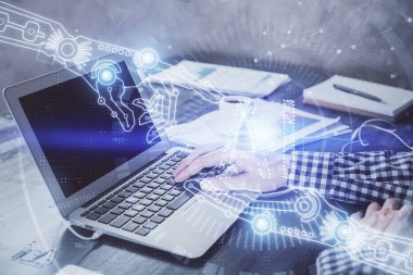 Teknoloji temalı hologramı olan bilgisayar geçmişi olan bir iş adamı. Yüksek teknoloji kavramı. Çoklu pozlama.