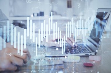 Arka planda bilgisayar üzerinde çalışan adam ile borsa grafiği çoklu pozlama. Finansal analiz kavramı.