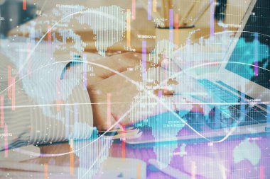 Arka planda dizüstü bilgisayarda çalışan iş adamlarının çoklu pozları. Uluslararası iş hologramı önde. Başarı kavramı.