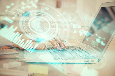 Arka planda dizüstü bilgisayarda çalışan iş adamlarının çoklu pozları. Uluslararası iş hologramı önde. Başarı kavramı.