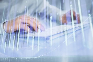 Adam arka planda ofiste bilgisayarda yazarak grafik çift pozlama. Zor iş kavramı. Closeup.