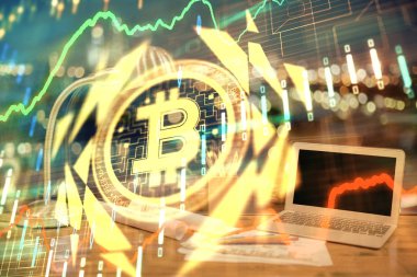 Engelleme zinciri ve kripto ekonomi temalı hologram ve bilgisayar geçmişi olan bir masa. Bitcoin kripto para kavramı.