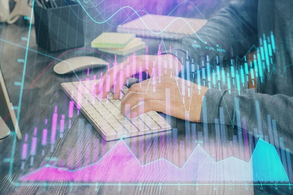 Stock Graph med affärsman skriva på dator i Office på bakgrunden. Begreppet analys. Dubbel exponering. — Stockfoto