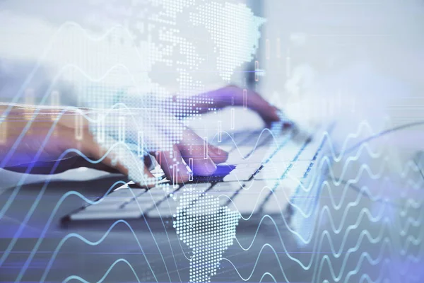 Gráfico de Forex con hombre de negocios que trabaja en la computadora en la oficina en segundo plano. Concepto de trabajador. Primer plano. Exposición múltiple . — Foto de Stock