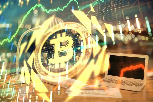 Engelleme zinciri ve kripto ekonomi temalı hologram ve bilgisayar geçmişi olan bir masa. Bitcoin kripto para kavramı.