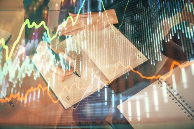 Forex grafik hologram el notları arka plan alarak. Analiz kavramı. Çoklu pozlama