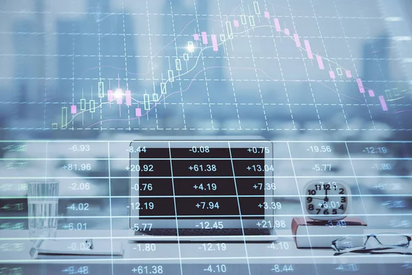 Holograma gráfico Forex na tabela com fundo do computador. Exposição múltipla. Conceito de mercados financeiros. — Fotografia de Stock