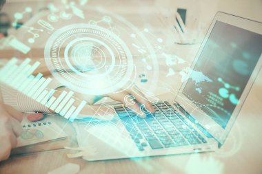 Arka planda dizüstü bilgisayarda çalışan iş adamlarının çoklu pozları. Uluslararası iş hologramı önde. Başarı kavramı.