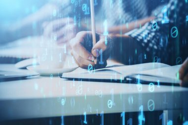 Yazan adam elleri teknoloji simgeleriyle donatır.