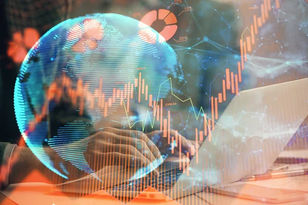 Arka planda dizüstü bilgisayarda çalışan iş adamlarının çoklu pozları. Uluslararası iş hologramı önde. Başarı kavramı.