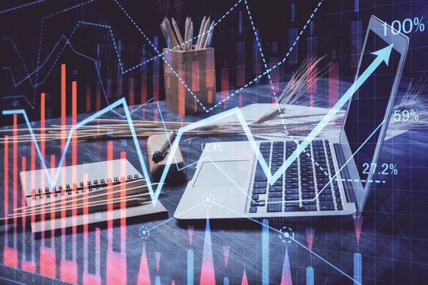 Holograma gráfico do mercado Forex e fundo do computador pessoal. Dupla exposição. Conceito de investimento. — Fotografia de Stock