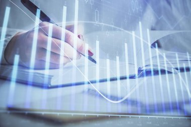 Forex grafik hologramı ile not lar yapan kadın ellerinin çoklu pozlaması. Konsept borsa analizi.