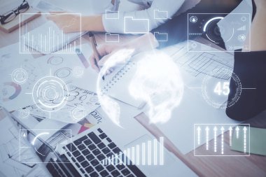 Bir kadın eller Not defteri hisse senedi piyasası hakkında bilgi yazma. Ön Forex grafik hologramlar. Araştırma kavramı. Çift Pozlama