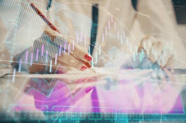 Bir kadın eller Not defteri hisse senedi piyasası hakkında bilgi yazma. Ön Forex grafik hologramlar. Araştırma konsepti.