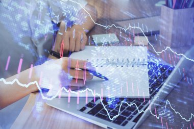 Finansal grafikler WOMANS el notları arka plan alarak görüntülenir. Araştırma kavramı. Çift Pozlama