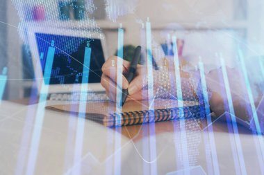 Finansal grafik WOMANS el notları arka plan alarak görüntülenir. Araştırma kavramı. Çift Pozlama