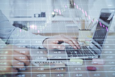 Arka planda bilgisayar üzerinde çalışan adam ile borsa grafiği çoklu pozlama. Finansal analiz kavramı.