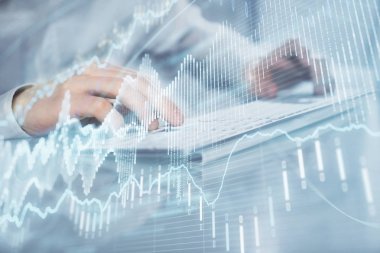 Adam arka planda ofiste bilgisayarda yazarak grafik çift pozlama. Zor iş kavramı. Closeup.