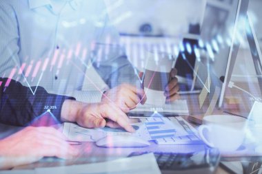 Adam arka planda ofiste bilgisayarda yazarak grafik Multi pozlama. Zor iş kavramı.