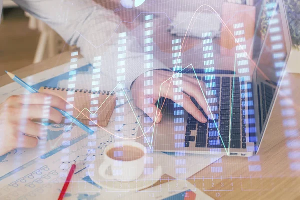 Arka planda ofiste bilgisayarda çalışan işadamı ile Forex grafiği. Sert çalışma kavramı. Çoklu pozlama.