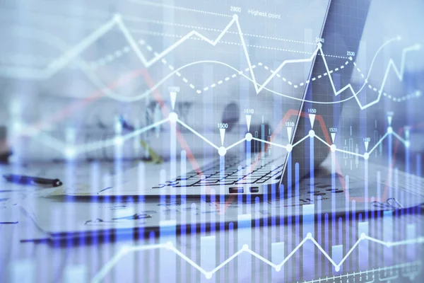 Masası ve kişisel bilgisayarı olan borsa grafiği. Çoklu maruz kalma. Mali analiz kavramı.