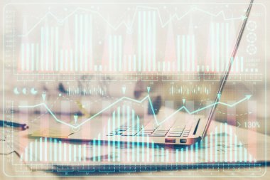 Arka planda eski pazar grafik hologramı ve kişisel bilgisayar var. Çoklu maruz kalma. Yatırım kavramı.