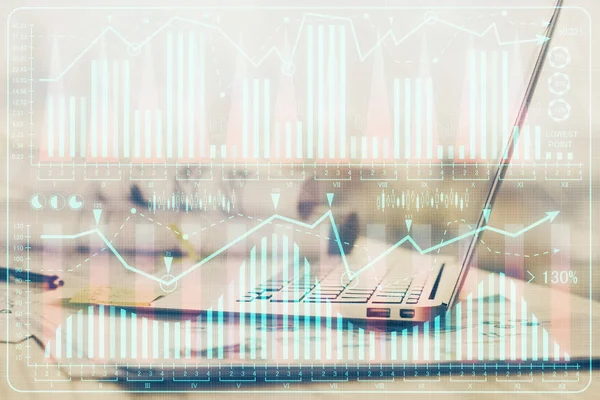 Arka planda eski pazar grafik hologramı ve kişisel bilgisayar var. Çoklu maruz kalma. Yatırım kavramı.